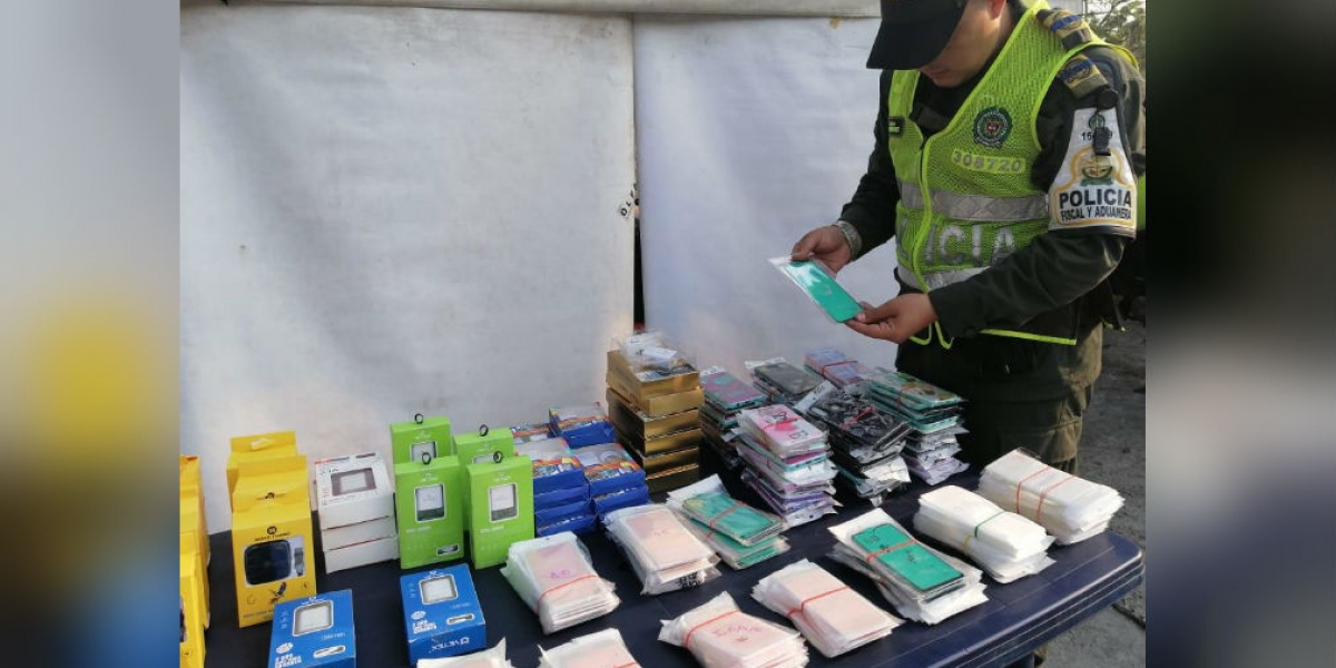 Policía Mercancía de contrabando incautada.