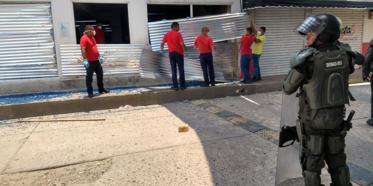 El grupo de jóvenes partieron los vidrios del supermercado Olímpica. 