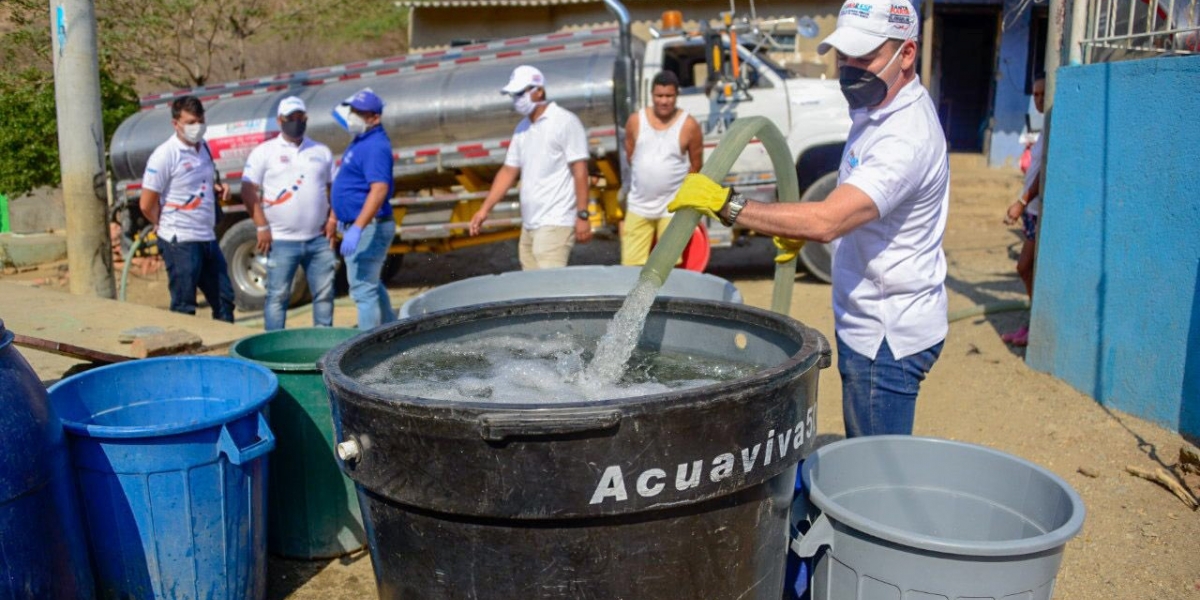 Essmar José Rodrigo Dajud trabaja 18 horas al día para suministrar agua en Santa Marta.