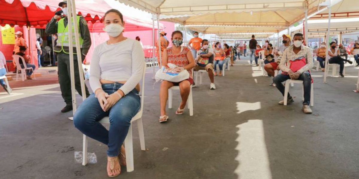 Personas en Makro esperando para redimir el bono solidario.