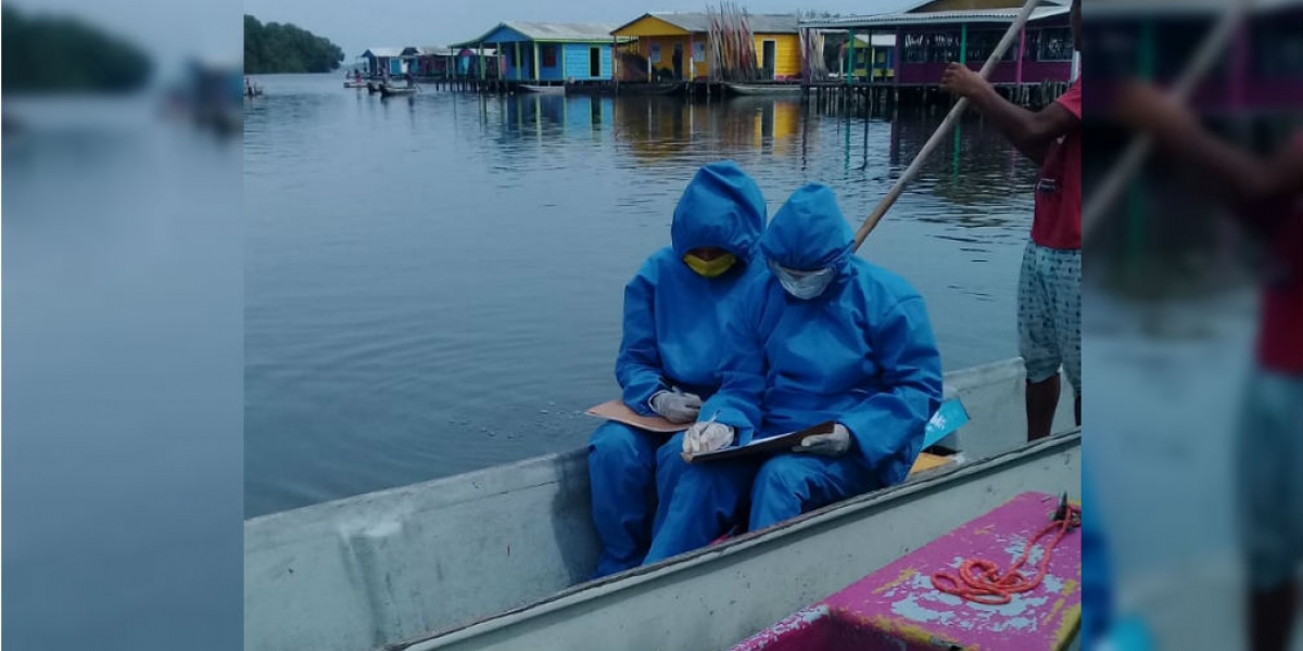  Los mensajeros pedagógicos van casa por casa a bordo de una canoa. 