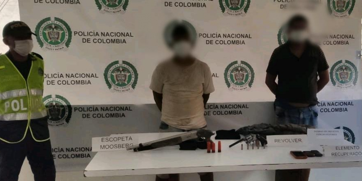 Policía Metropolitana Las personas capturadas fueron identificadas como Roberto Carlos Manga Algaray y Roberto Carlos Colina Palacios.