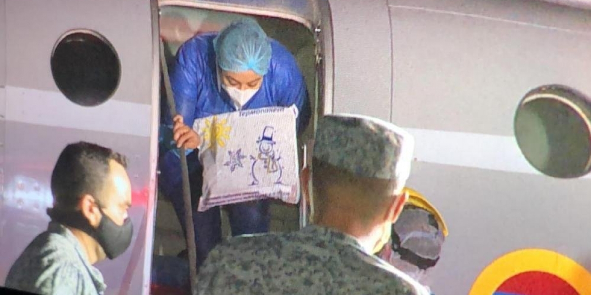 Valeria Guerrero descendiendo del avión para reencontrarse con su familia.