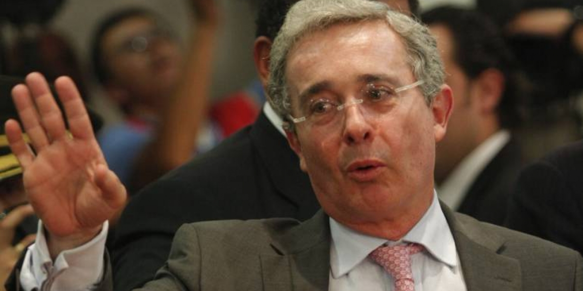 Caracol Radio Álvaro Uribe Velez