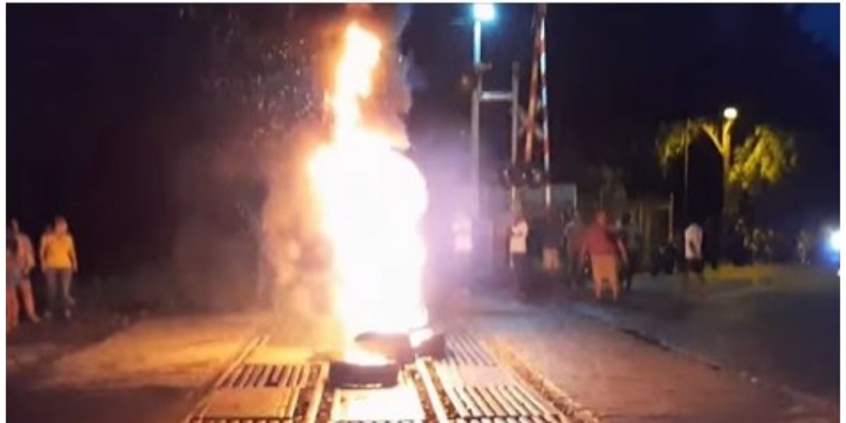 Los protestantes quemaron llantas, interrumpiendo el normal desarrollo de la operación ferroviaria que transporta carbón.