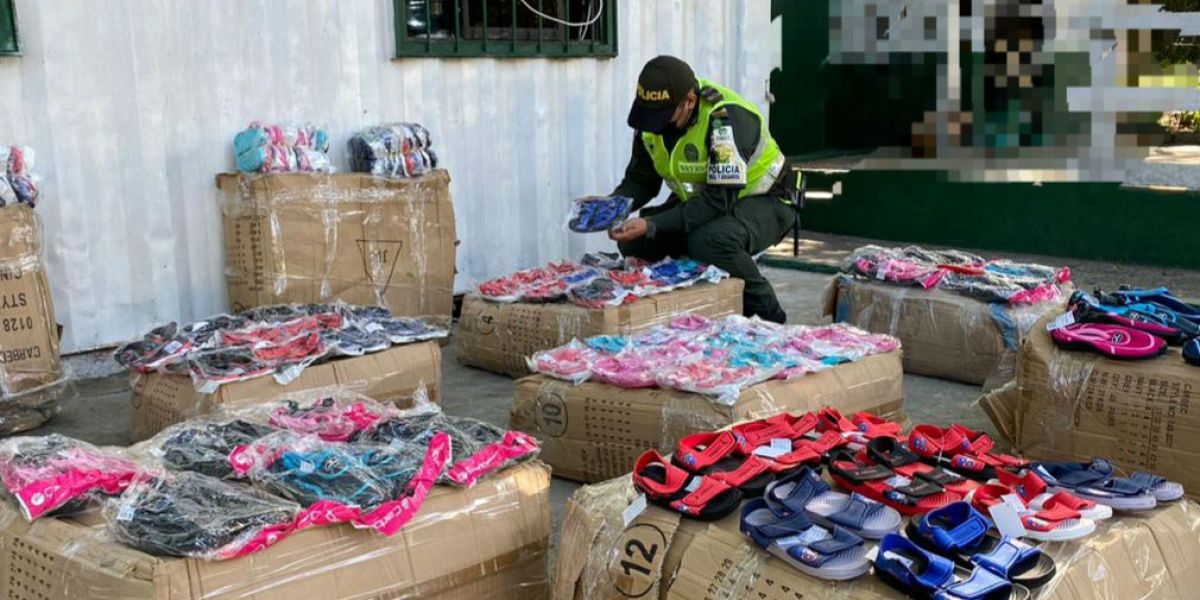 Policía Fiscal y Aduanera Parte de la mercancía incautada.
