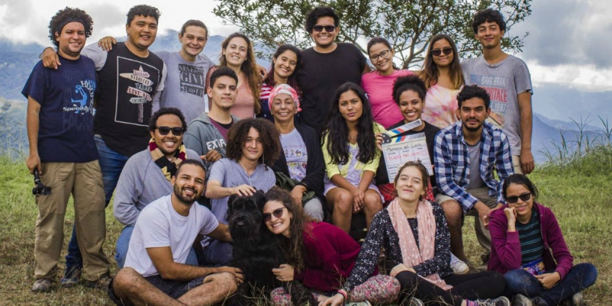 Cerca de 27 personas de esta Casa de Estudios con la asesoría de docentes y directivos, participaron en la producción del proyecto cinematográfico. Cortesía.