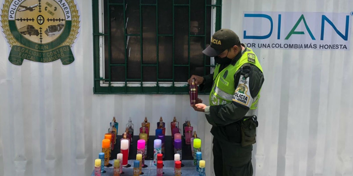Policía Fiscal y Aduanera Parte de la mercancía incautada.