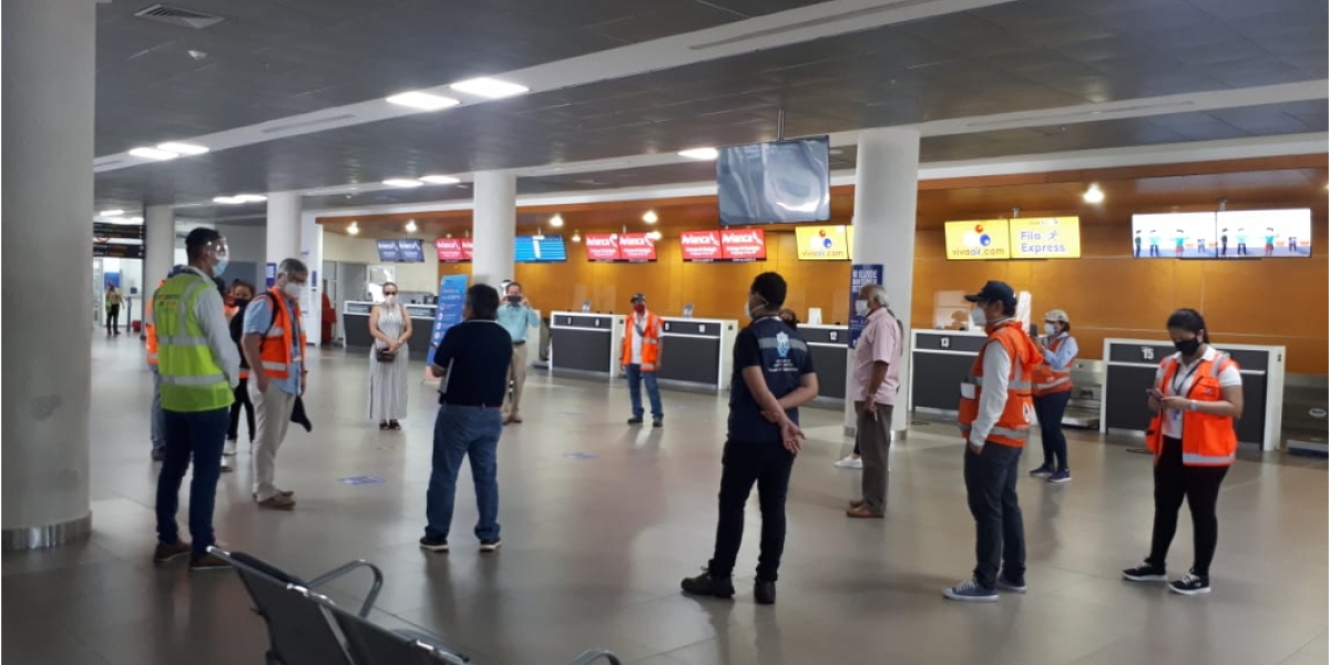 Inspección de la Aerocivil en el Aeropuerto Simón Bolívar.