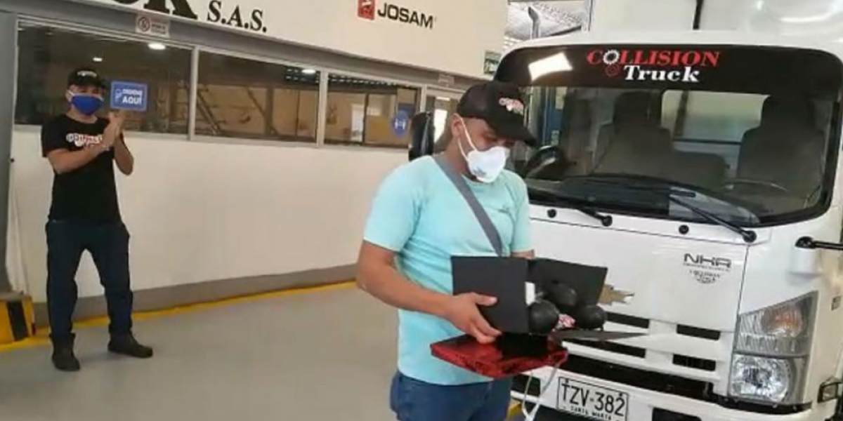 Edwin recibiendo el camión remodelado. Cortesía.