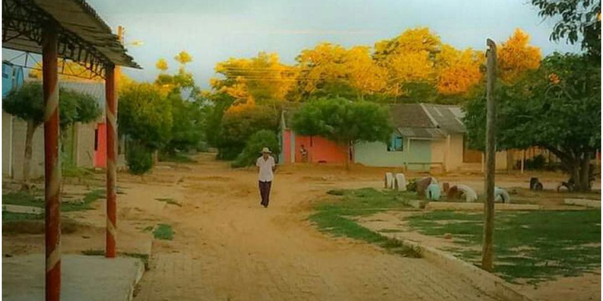 Cortesía Cerca de 20 estudiantes se las ingenian en San Basilio para poder ver sus clases virtuales.