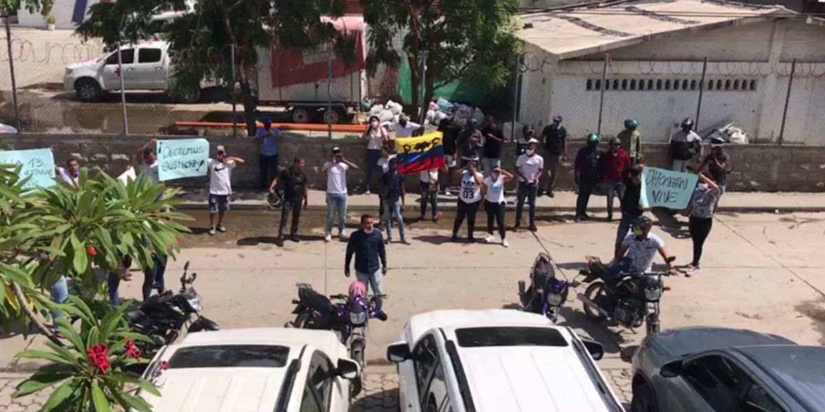 Amigos y familiares realizaron una protesta en la mañana de este viernes. 