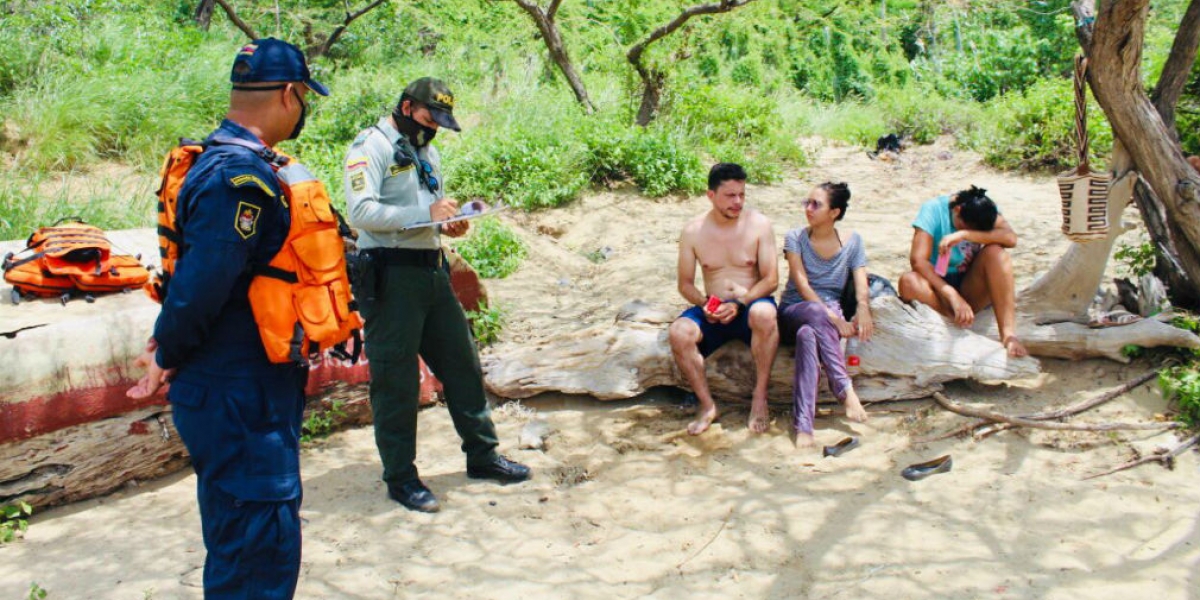 Operativos de las autoridades en playas.