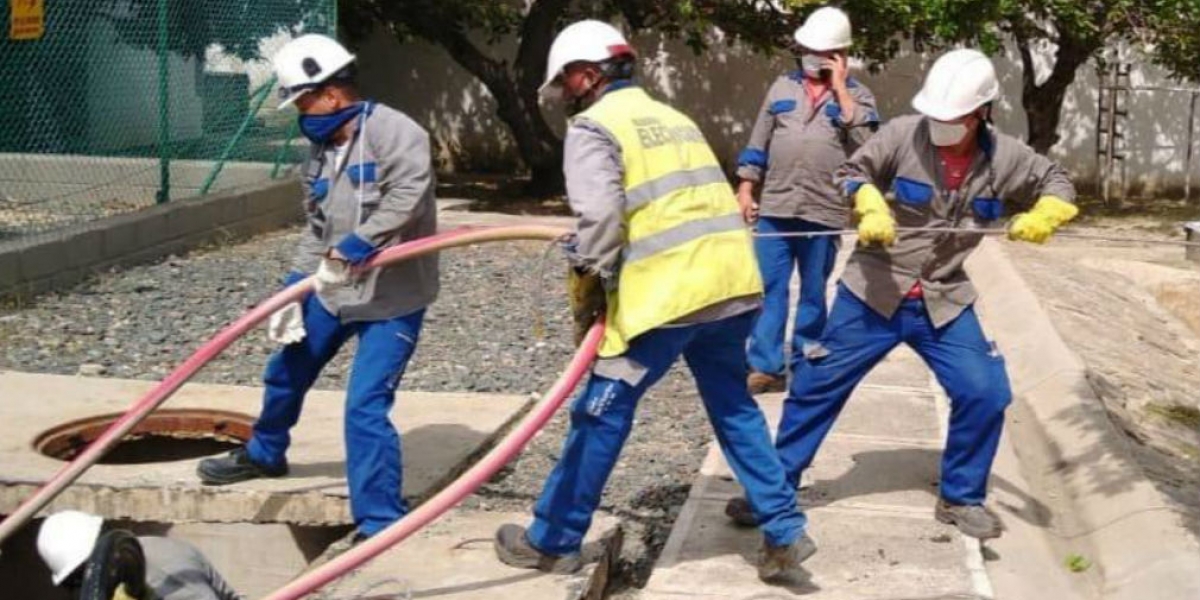 Operadores e ingenieros trabajando para restablecer el servicio de energía en el sector norte Cortesía.