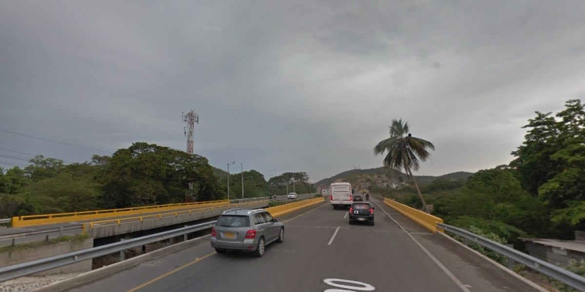 Desde el puente del río Gaira, un hombre amenazó con saltar.