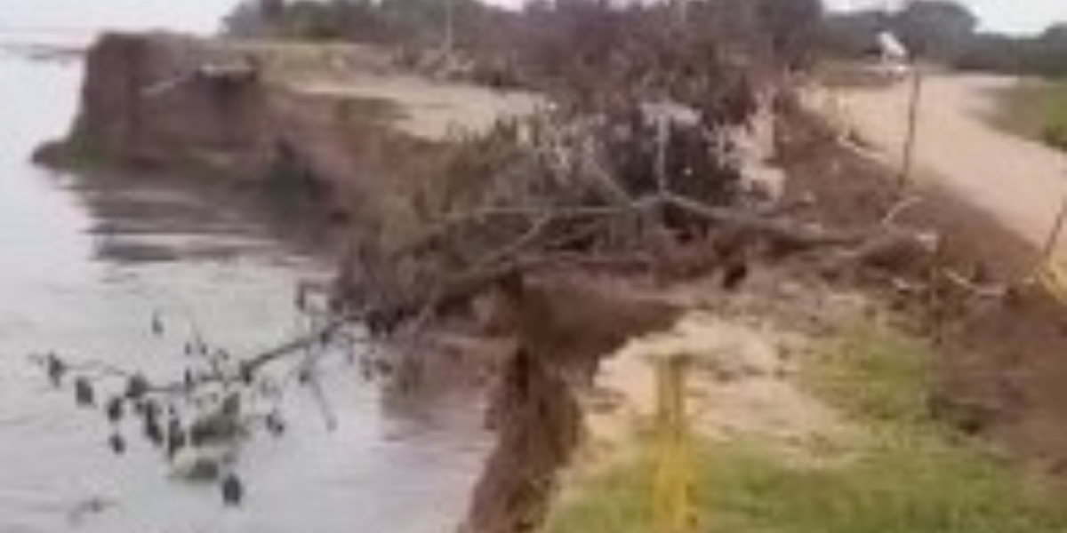 La erosión quedó registrada en un video, en el cual se observa como poco a poco el afluente va derrumbando el terraplén. 