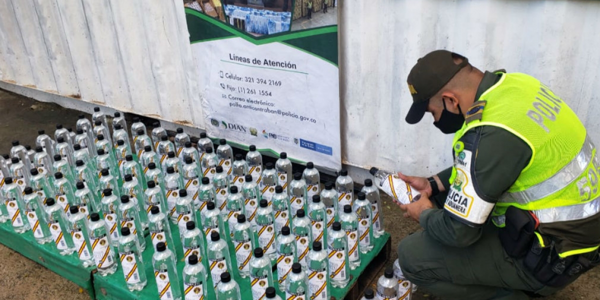 Policía Fiscal y Aduanera Parte de la mercancía incautada.