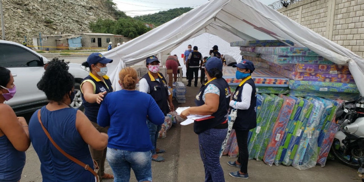Alcaldía de Santa Marta Entrega de ayudas a familias damnificadas por el deslizamiento.