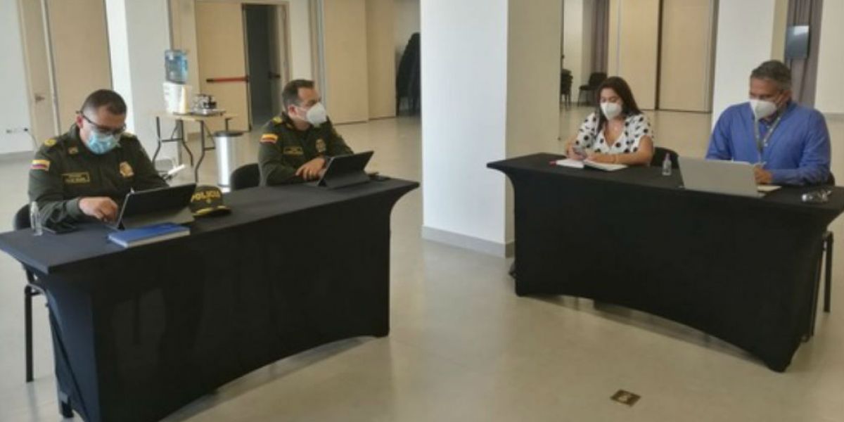 Reunion entre la policía departamental y los representantes de los gremios empresariales del Magdalena. cortesía