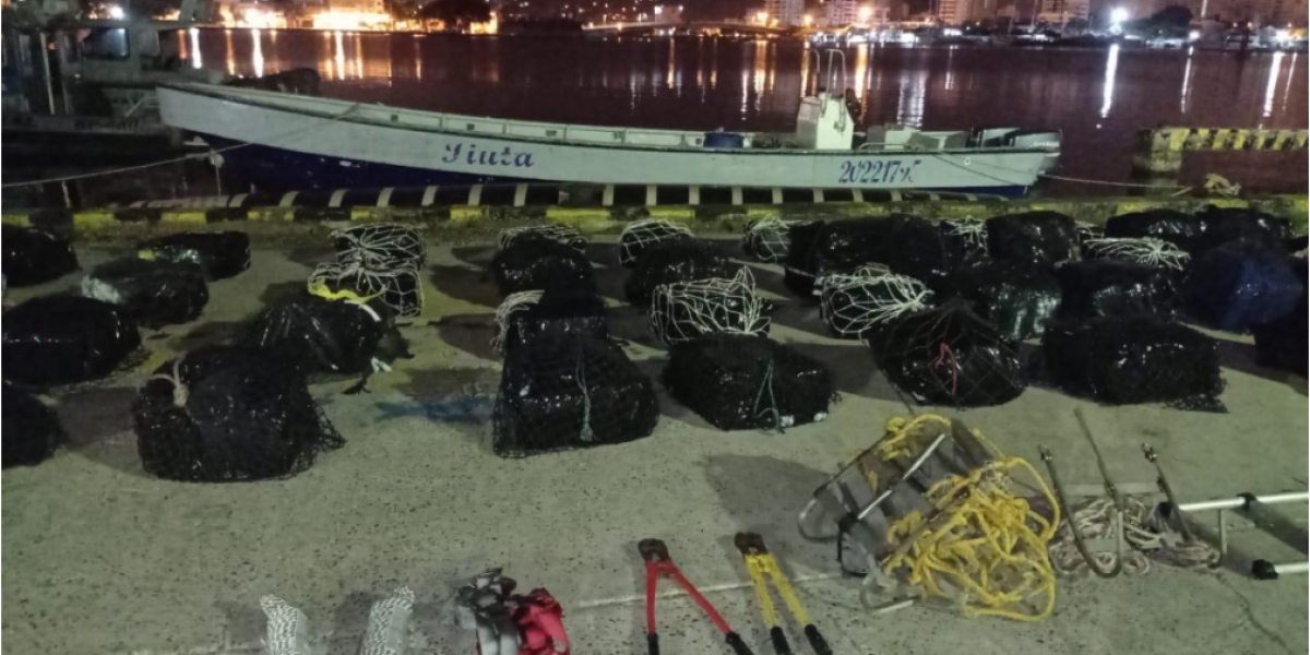 Armada Nacional En el interior de la motonave se encontró la droga que fue llevado al muelle de la Estación de Guardacostas de Cartagena, en donde se inició la inspección detallada.