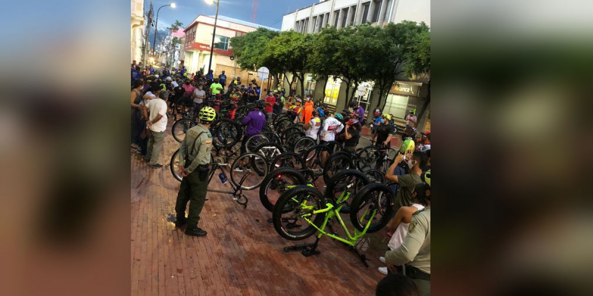 Twitter - Érika Alvarado Protestas de ciclistas frente a la Alcaldía.