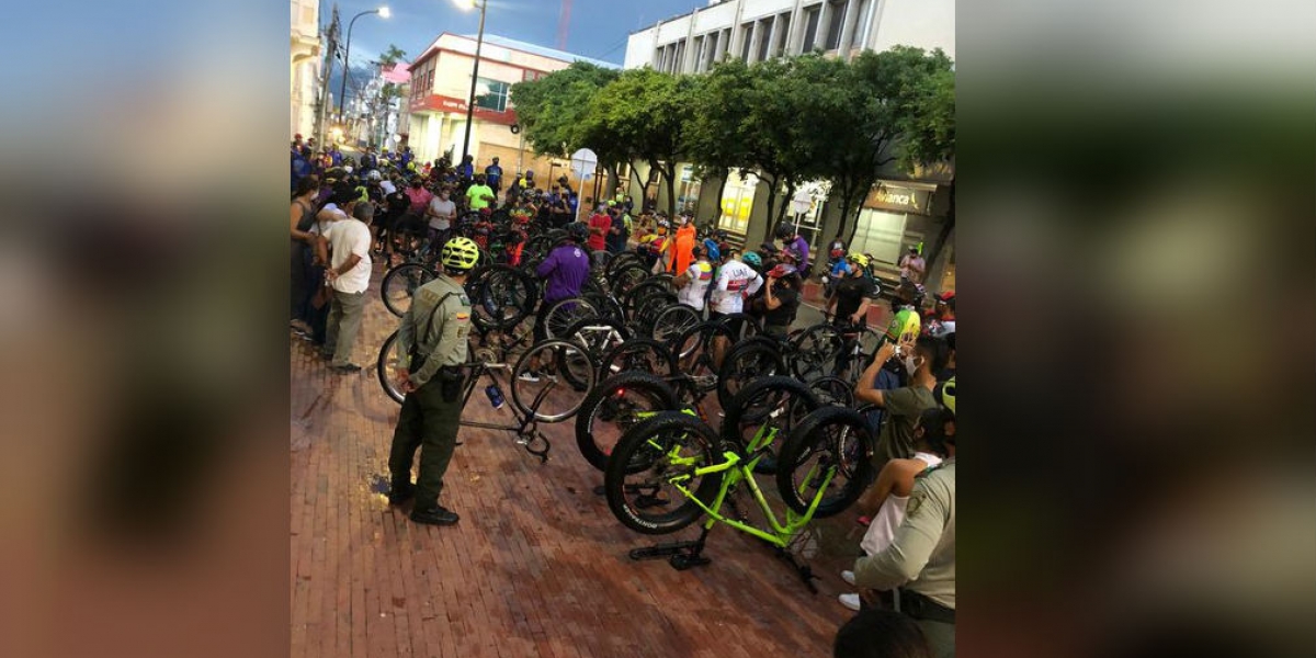 Protestas de ciclistas frente a la Alcaldía.