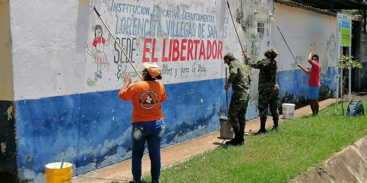 La jornada consistió en pintar todas las paredes de la institución, limpieza y lavado de los salones y pupitres, entre otras. 