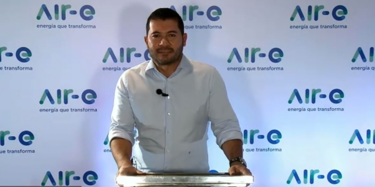 Jhon Jairo Toro, gerente de Air-e, en rueda de prensa con medios de comunicación.