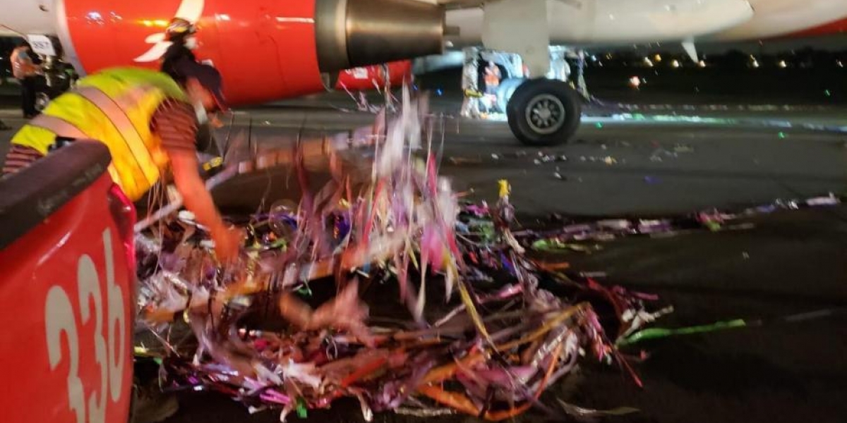 Avión de Avianca con restos del globo de pirotecnia.