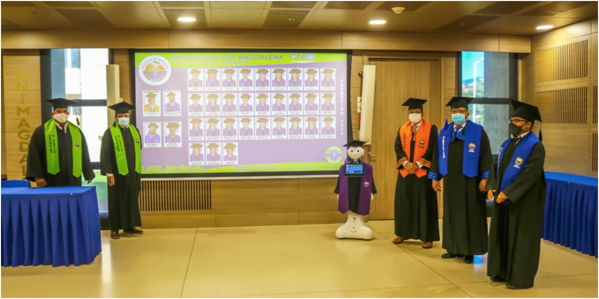 Los nuevos graduados se conectaron a través de la plataforma virtual Zoom.