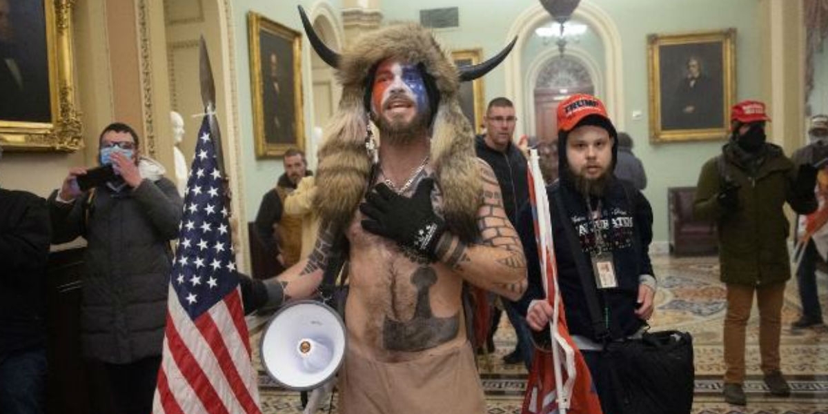 Jake Angeli, seguidor de Trump cortesía