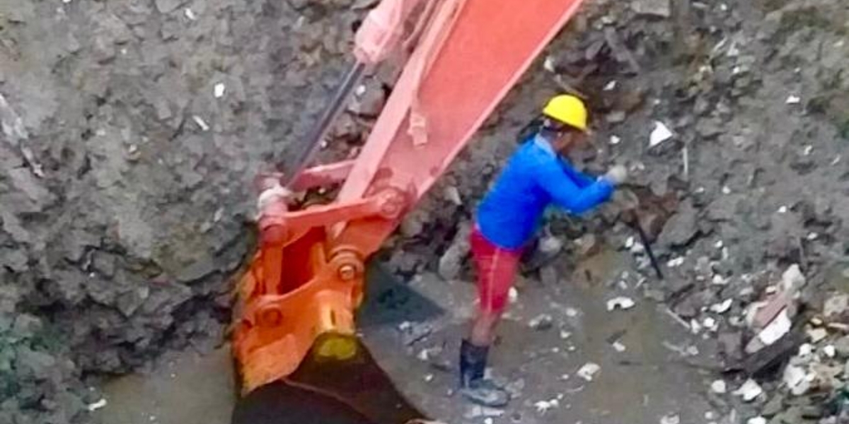 Cortesía Corrección de fuga en la tubería de conducción de 20" GRP ‘Mamatoco - San Jorge’.