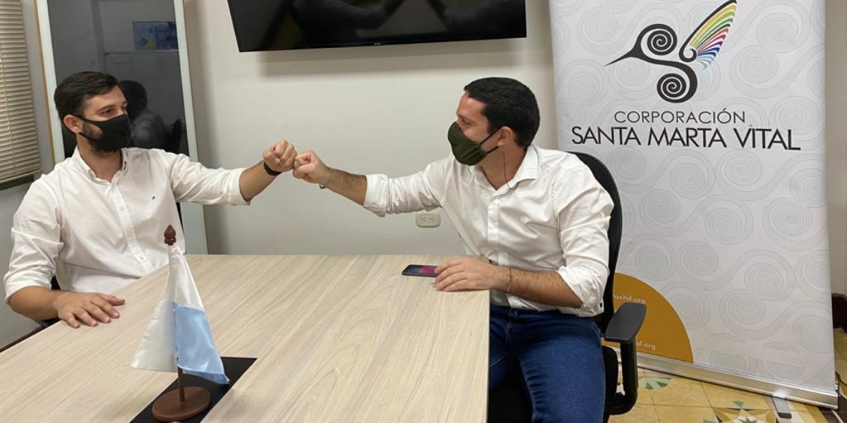 Carlos Jaramillo entregando el cargo a Camilo George. cortesía