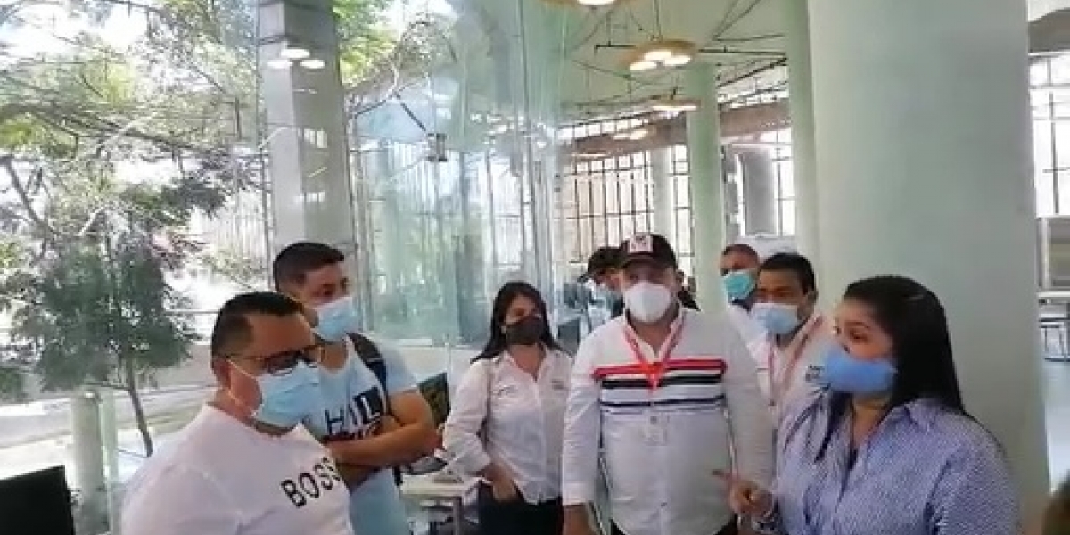 Cortesía La funcionaria de la Contraloría se quejó con el secretario de Infraestructura por el incumplimiento de Johnson.