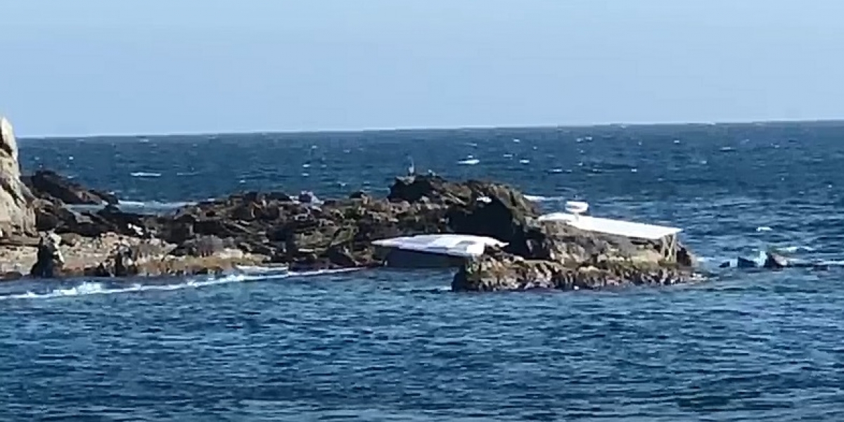 Armada Nacional Las imágenes muestran que la embarcación zozobró entre las rocas marinas de la Isla Aguja.