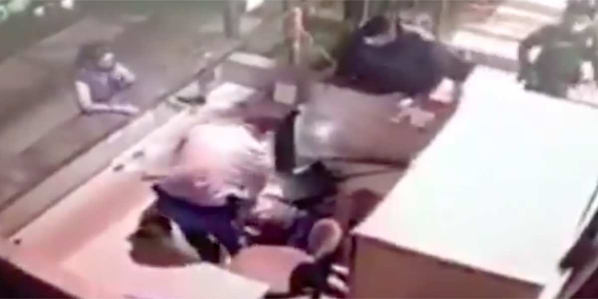 En las imágenes se ve al fugitivo cuando cae encima del puesto de trabajo de un guardia del lugar.