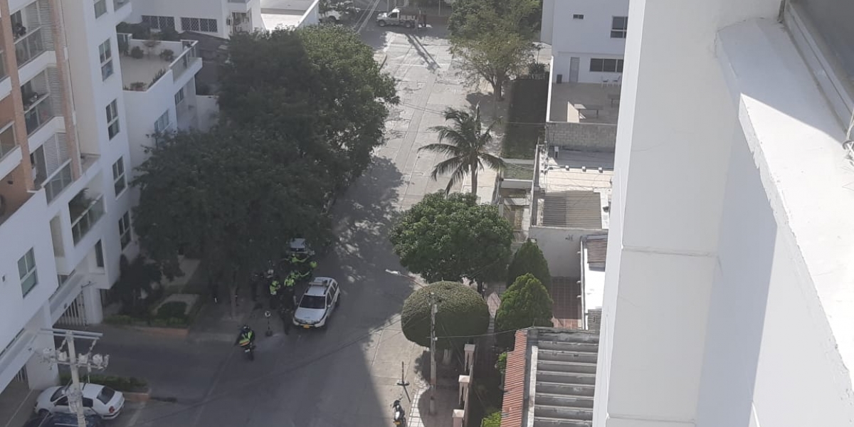 Momento en que la Policía hace presencia en el edificio de Bavaria para llevarse al extorsionista.