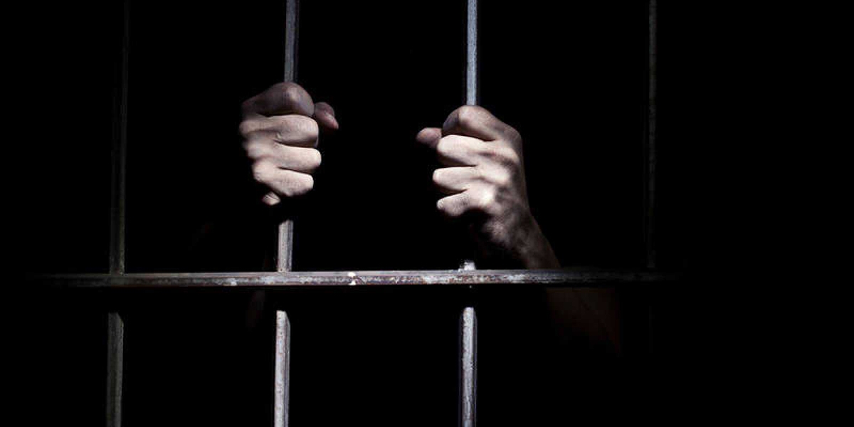 Al uniformado capturado le dieron más de 27 años de prisión por el hecho.