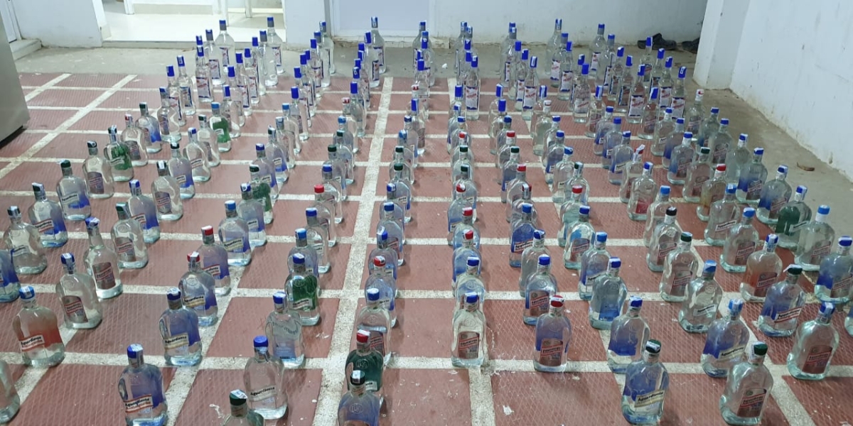 En total fueron 70 litros de licor adulterado.