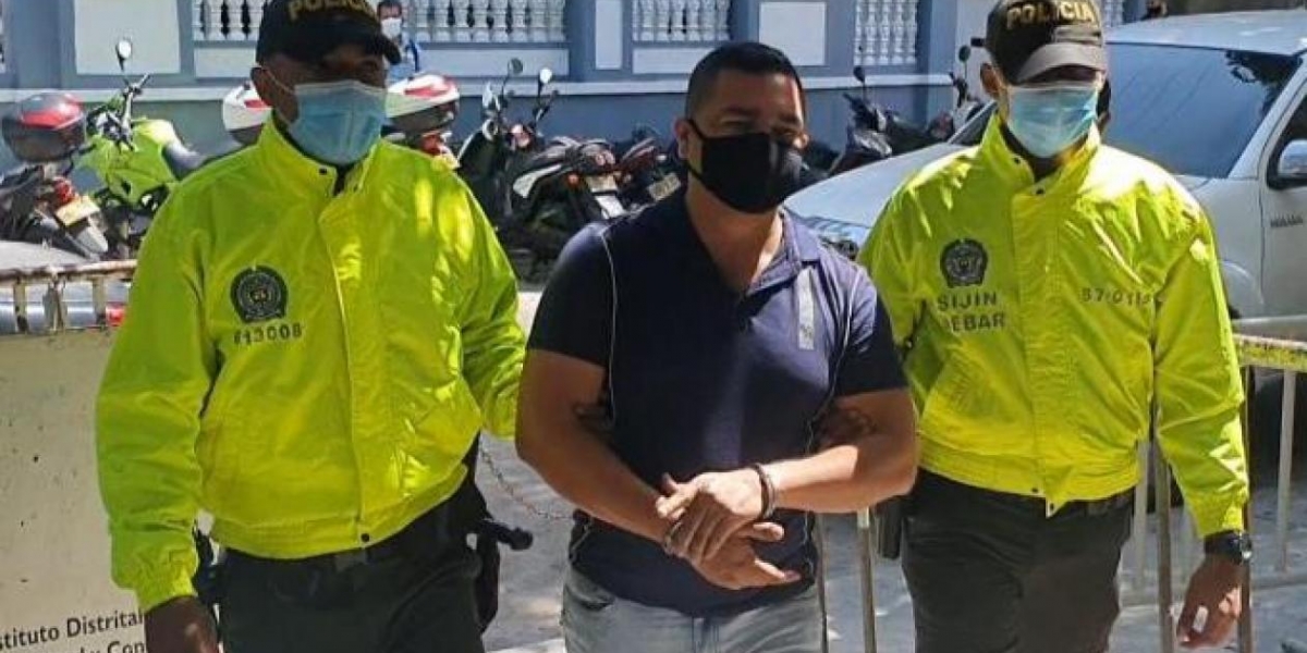 Víctor Alfonso Altamar Vergara cuando era conducido a la URI de la Fiscalía.