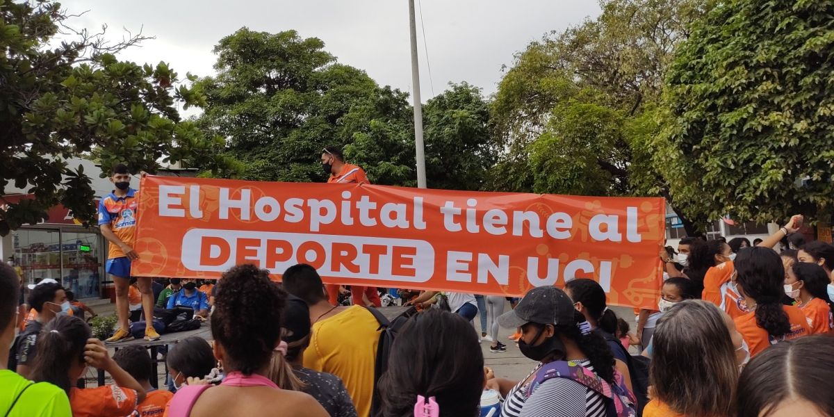 Imágenes de la protesta en la entrada del Hospital Julio Méndez Barreneche.