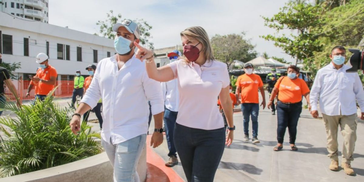 Virna Johnson haciendo visita de las obras que supervisa Dagoberto Ospina.