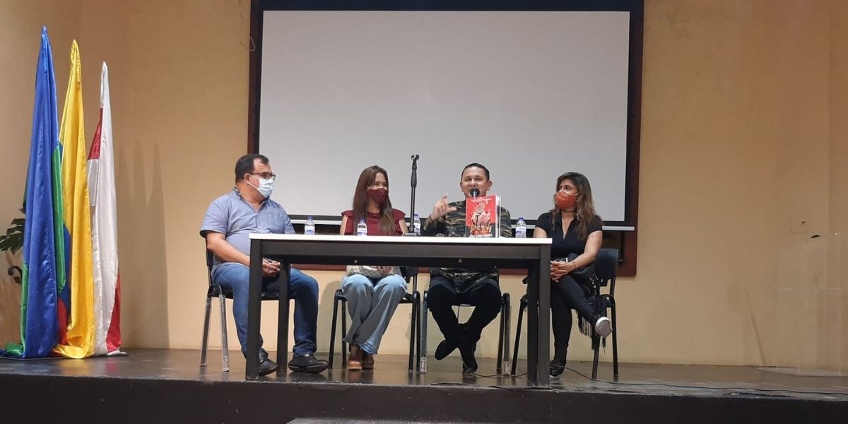 Cortesía Fausto Pérez en compañía de secretario de Cultura de Soledad y las representes de Santa Bárbara Editores