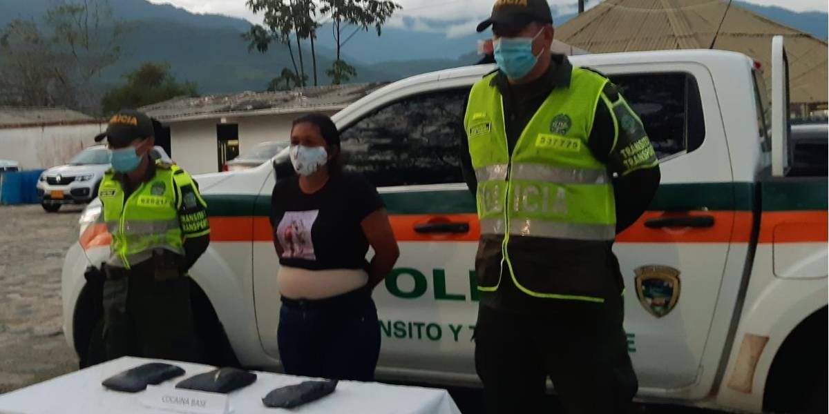 Mujer sorprendida con base de coca.