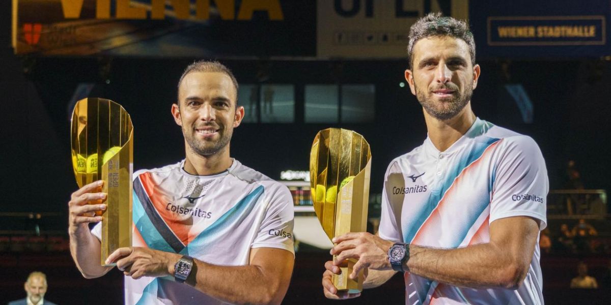 Juan Sebastián Cabal y Robert Farah con los trofeos de campeones.