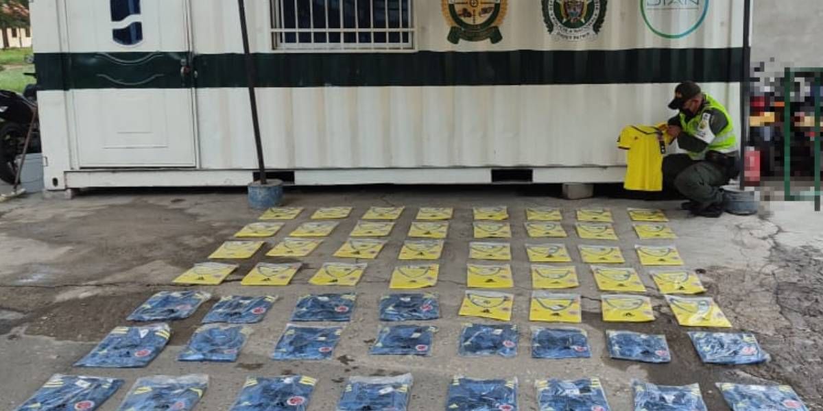 Policía Mercancía de contrabando incautada.