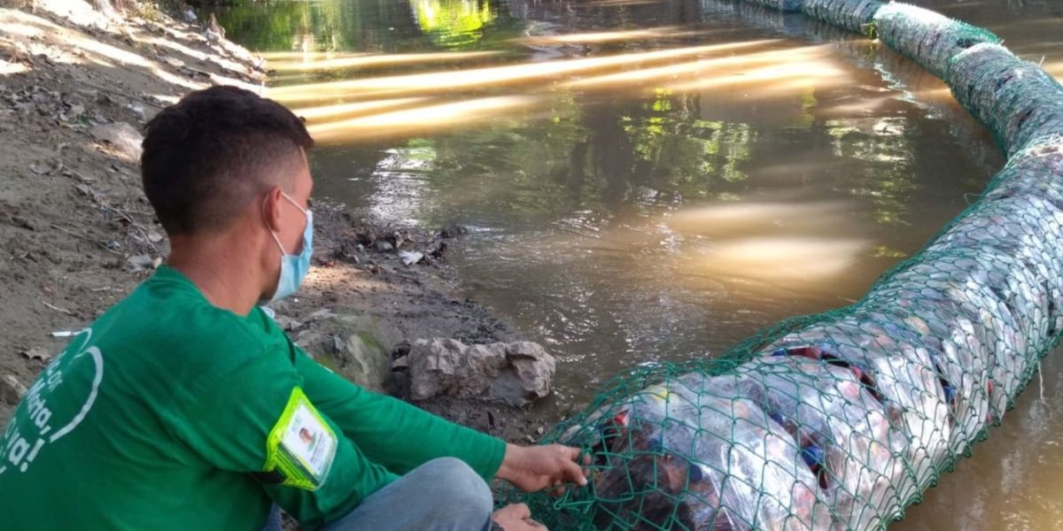 Seguimiento Barrera atrapa basuras instalada por Santa Marta Sostenible.