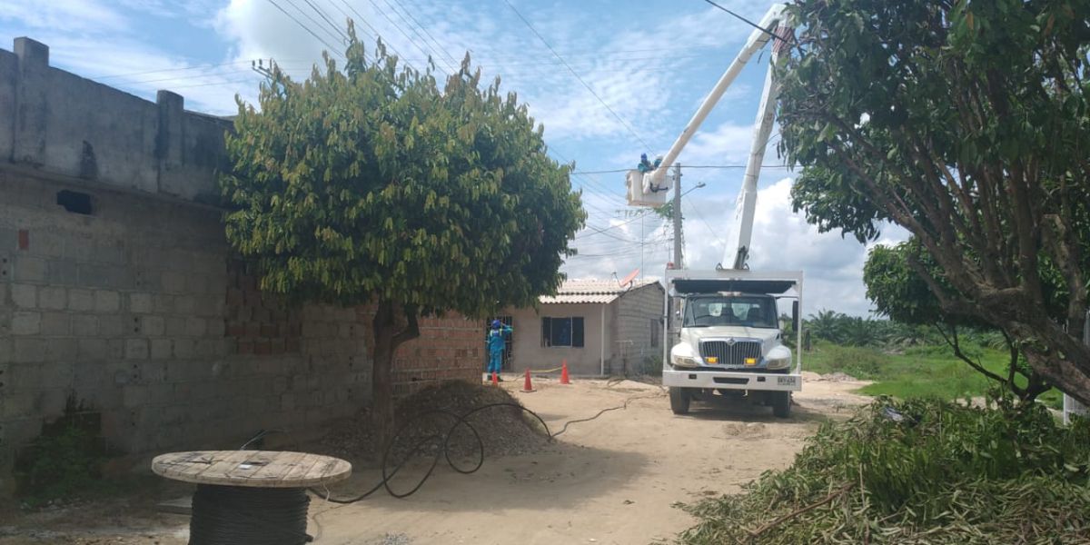 Instalan nuevas redes de energía. 