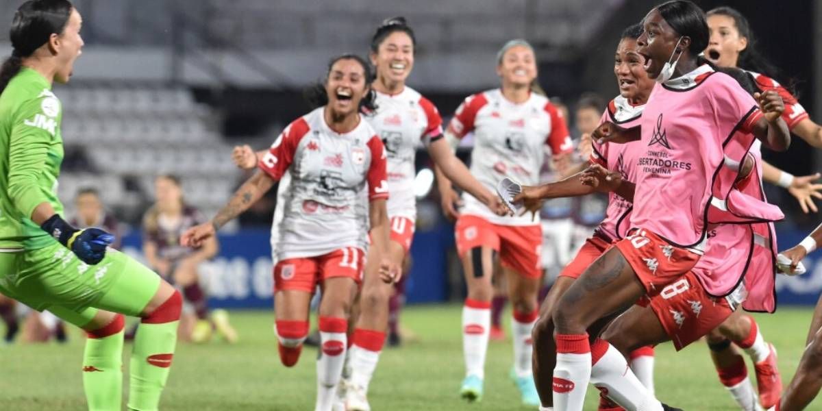Blu Radio Santa Fe celebra su pase a la final del torneo.