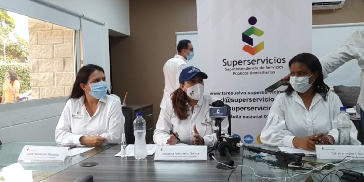 Seguimiento.co Rueda de prensa de la Superintendente Natasha Avendaño (centro), a la derecha, Yahaira Díaz, nueva agente interventora.